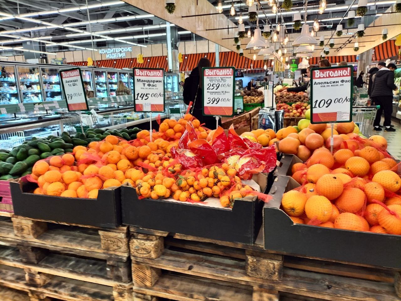 Новый год прошёл, огурцы по полтысячи за кило, цены на мандарины все равно "кусаются". Фото из магазина в Крыму