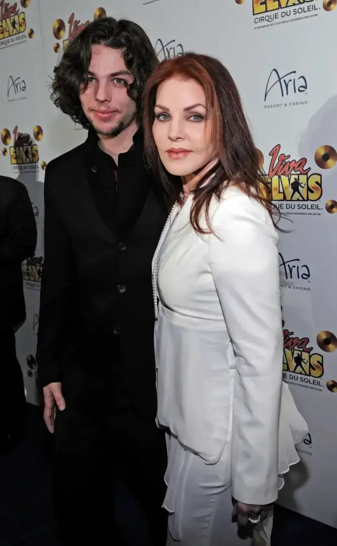 Единственная дочь Элвиса Пресли - Лиза-Мария Пресли «разозлилась бы» от того, что ее мама станет распоряжаться её имуществом...