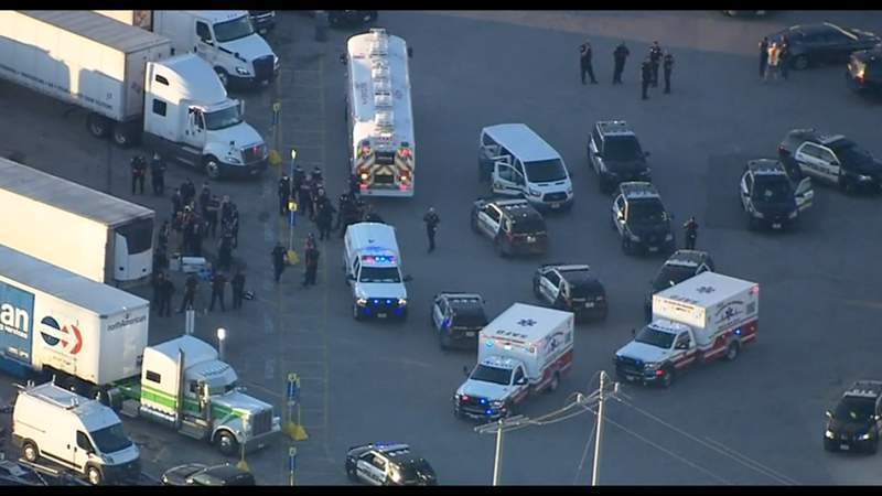 28 Загружены В Автобусы VIA, 1 Госпитализирован После Того, Как Десятки Людей Вышли Из 18-Колесной Машины На Дальневосточной Остановке Грузовиков, Соо