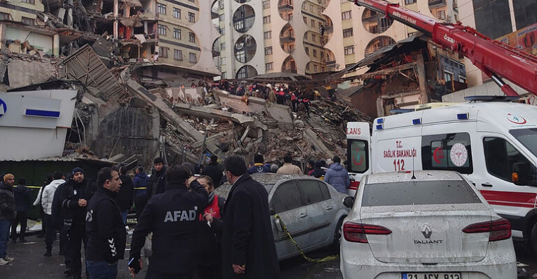 В Турции случилось одно из самых сильных за последние 100 лет землетрясений