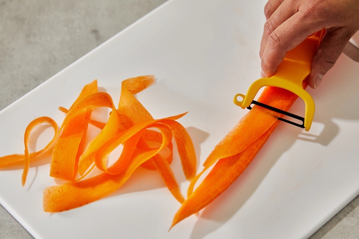 Красочное блюдо - палтус с весенними овощами