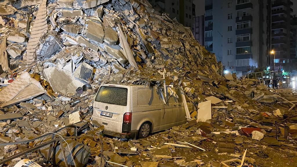 Разрушительное землетрясение силой 7,8 балла по шкале Рихтера произошло в Турции и Сирии. Более 500 погибших и тысячи раненых, разрушены десятки здани
