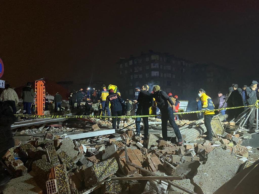 Разрушительное землетрясение силой 7,8 балла по шкале Рихтера произошло в Турции и Сирии. Более 500 погибших и тысячи раненых, разрушены десятки здани