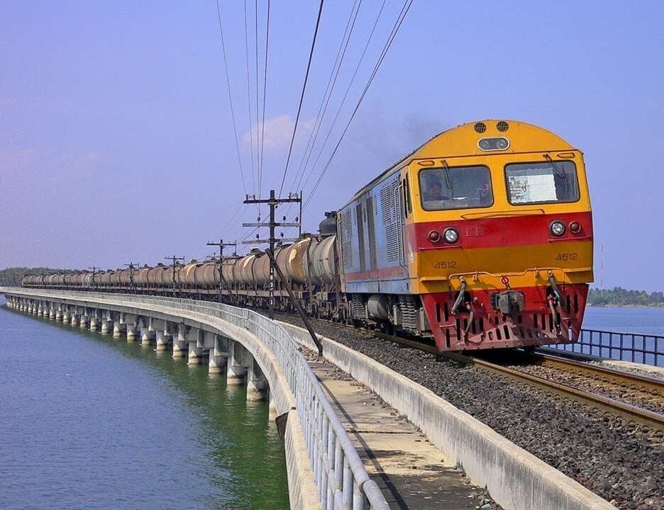 Направляющийся в Бангкок грузовой поезд сошел с рельсов в Тайланде. Пострадавших нет