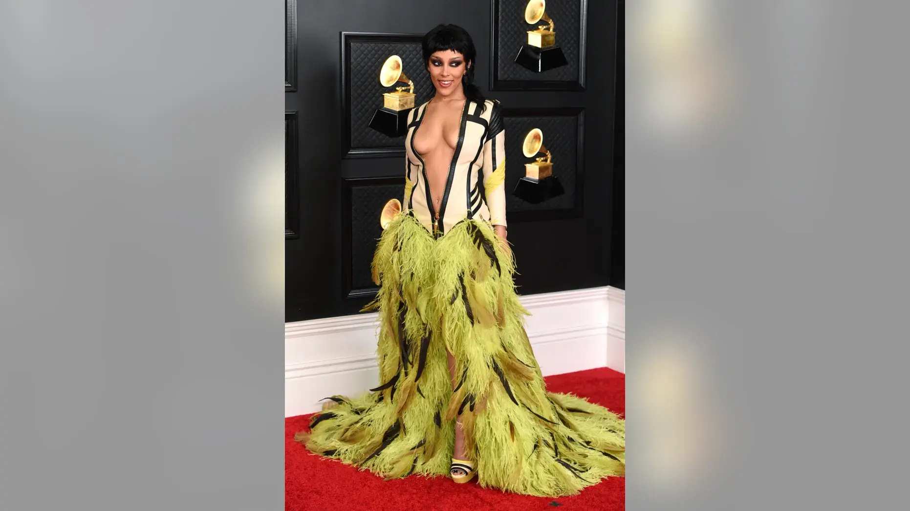 "Самая яркая и сексуальная мода церемонии вручения премии "Грэмми": Откровенное зеленое платье Дженнифер Лопес от Версаче "
