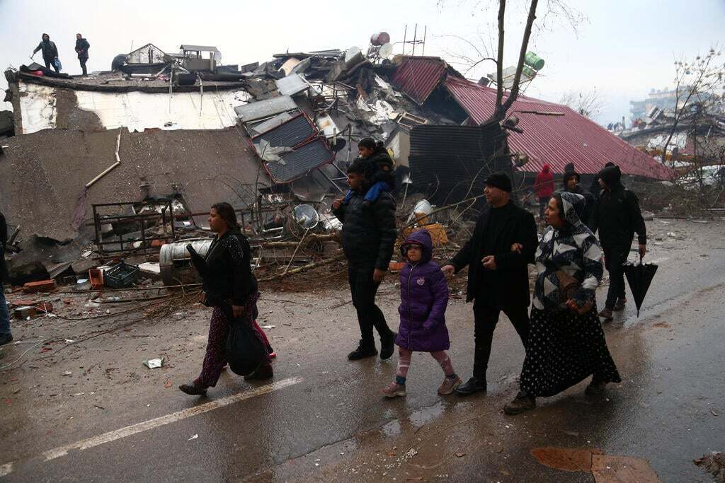 Землетрясение унесло жизни более 2400 человек: «гонка на время, выжившие замерзают в руинах»