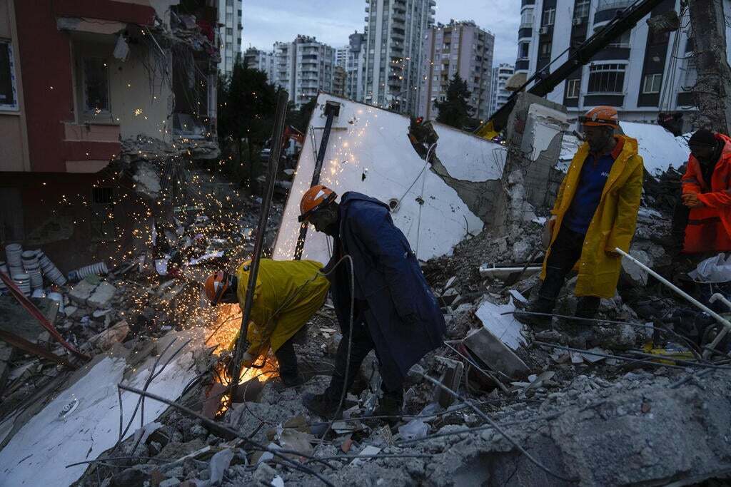 Землетрясение унесло жизни более 2400 человек: «гонка на время, выжившие замерзают в руинах»