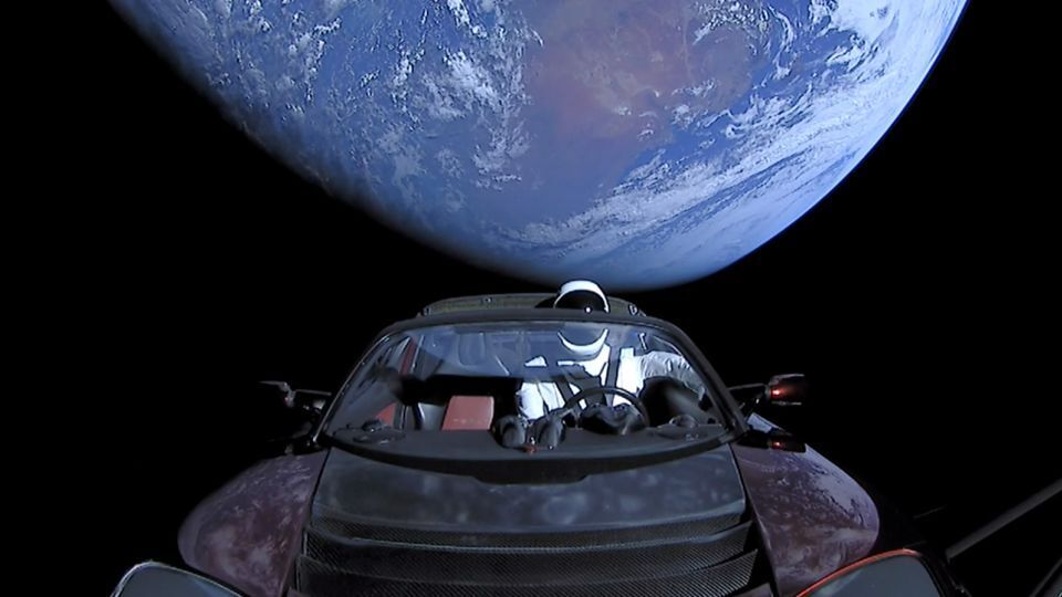 SpaceX запустила в космос спортивный автомобиль Tesla пять лет назад.Где она сейчас?