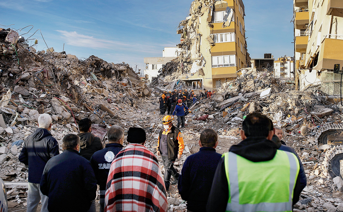 Землетрясение в Турции: местные жители помогают оказывать помощь другим, в то время как их семьи находятся под завалами.