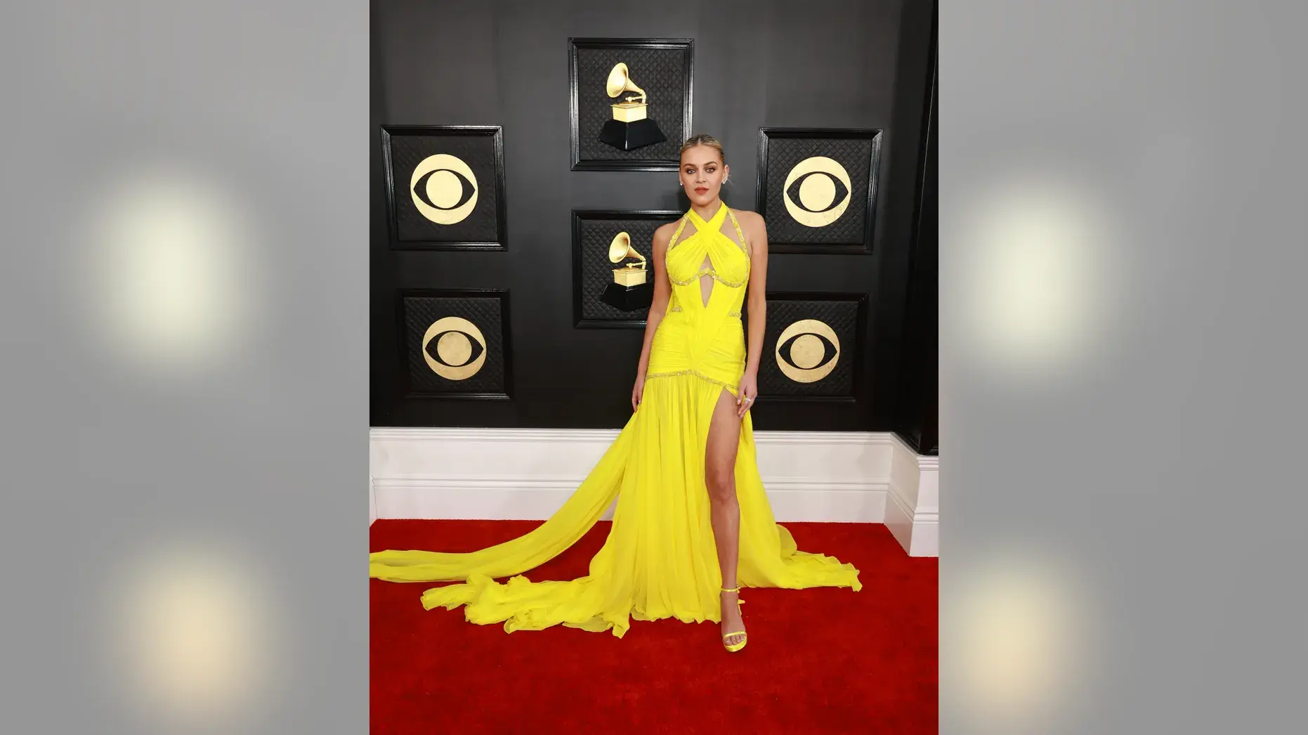 "Тейлор Свифт демонстрирует смелый образ на красной дорожке "Грэмми", а Шанайа Твейн надевает смешной костюм на крупнейшем музыкальном событии".