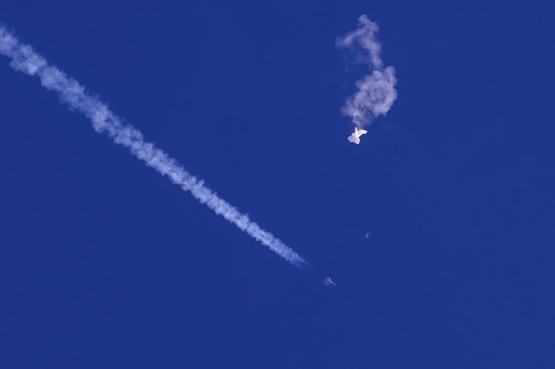 Сбитый аэростат-шпион приводит к росту дипломатической напряженности между США и Китаем