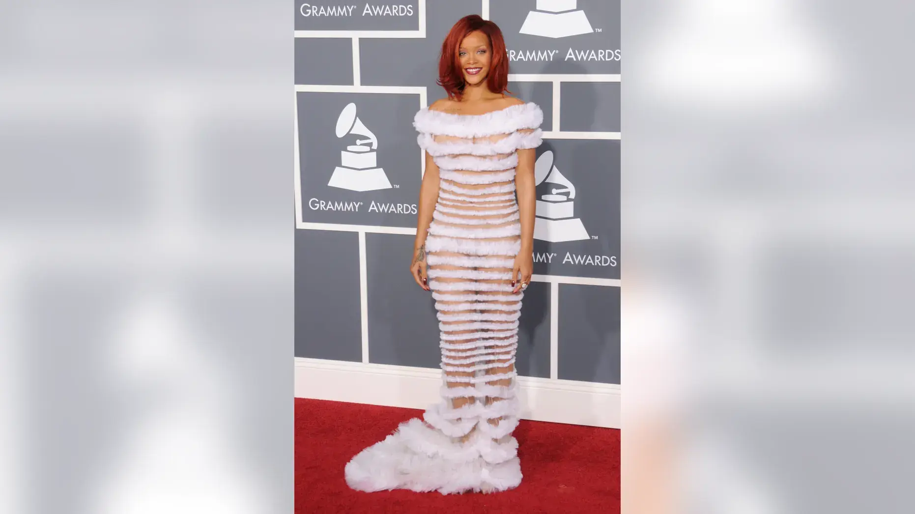 "Самая яркая и сексуальная мода церемонии вручения премии "Грэмми": Откровенное зеленое платье Дженнифер Лопес от Версаче "