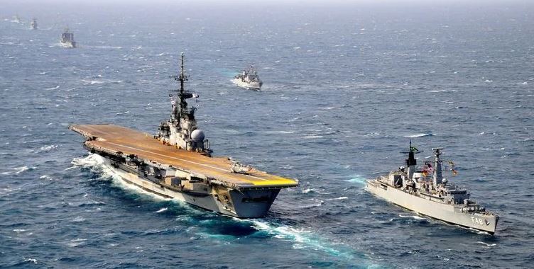 Бразилия топит ржавеющий старый авианосец в Атлантике