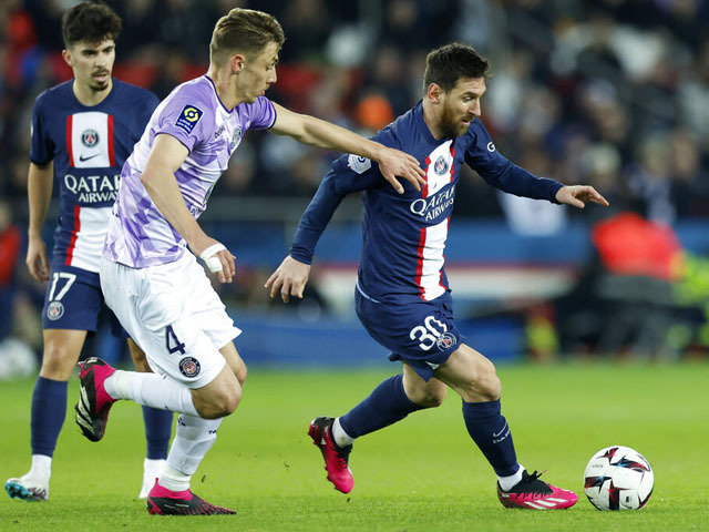 Лионель Месси забивает ошеломляющий гол и помогает ПСЖ одержать уверенную победу