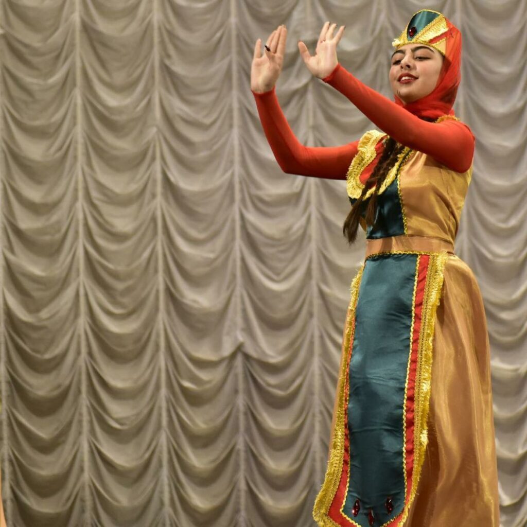 «Я не представляю себя ни в каком другом стиле, кроме как танцевать народные танцы». танцовщица Арпине Микоян