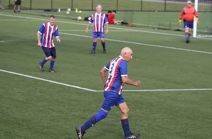 Возраст — всего лишь цифра для самого старого футболиста в мире, когда ему исполняется 80 лет.