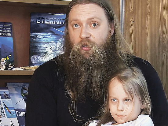 Попытка вундеркинда Алисы Тепляковой провести практику в детском саду вызвала скандал. Родители удивлены поведением отца девочки