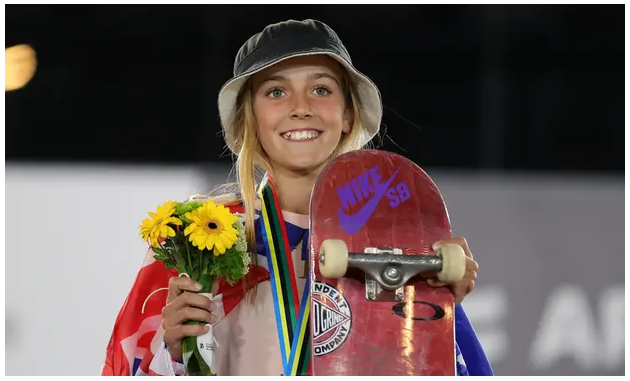 Хлоя Ковелл, 13-летняя скейтбордистка, завоевавшая серебряную медаль на чемпионате мира, намерена участвовать на Олимпийских играх в Париже