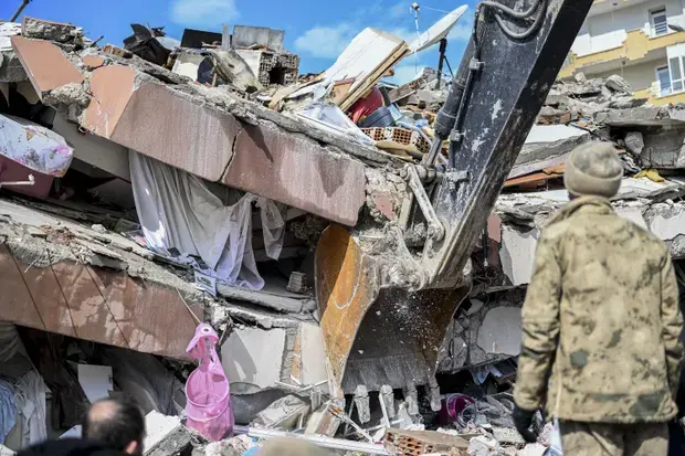 Число погибших в результате землетрясения в Турции вызывает вопросы о строительных стандартах