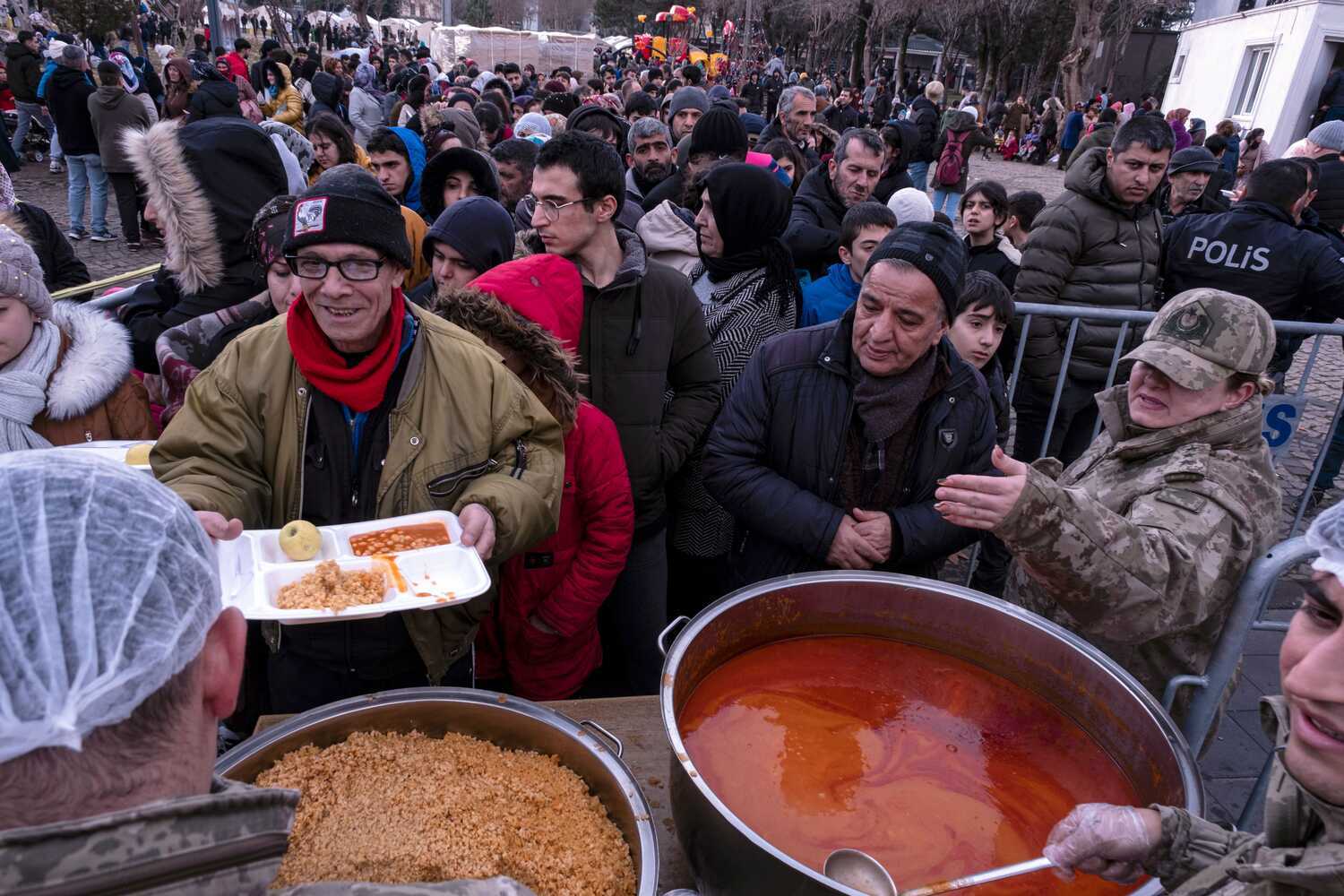 Холодная погода мешает спасателям: число жертв уже достигло 4800 человек после землетрясений в Турции и Сирии.