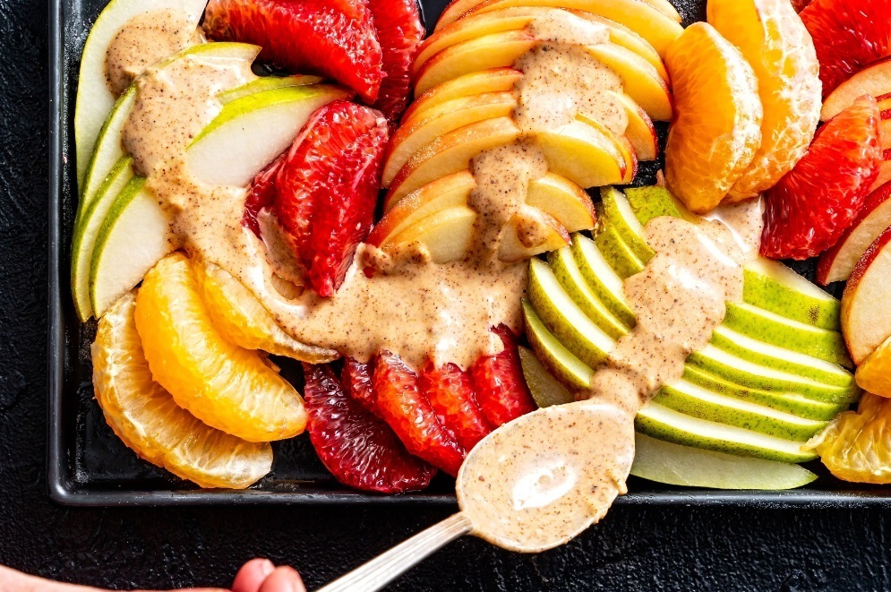 Фруктовый салат с заправкой из орехового масла