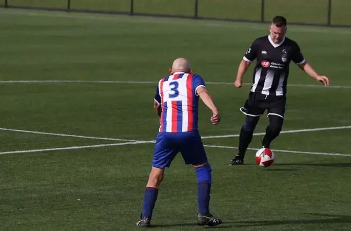 Возраст — всего лишь цифра для самого старого футболиста в мире, когда ему исполняется 80 лет.