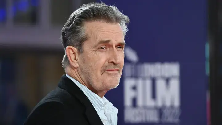 Саша Уолпол, бывший конюх в поместье короля Карла III Хайгроув, заявила, что она таинственная «пожилая женщина», лишившая девственности герцога Сассек