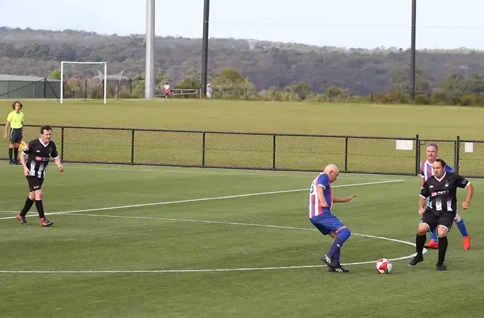 Возраст — всего лишь цифра для самого старого футболиста в мире, когда ему исполняется 80 лет.