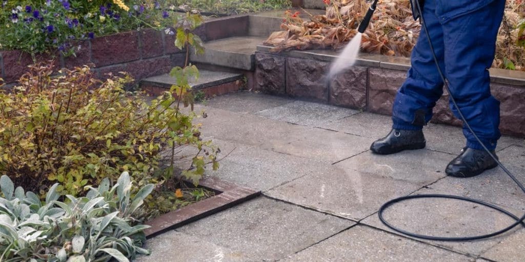 Как очистить бетонный внутренний дворик? Лучший способ для быстрого результата!