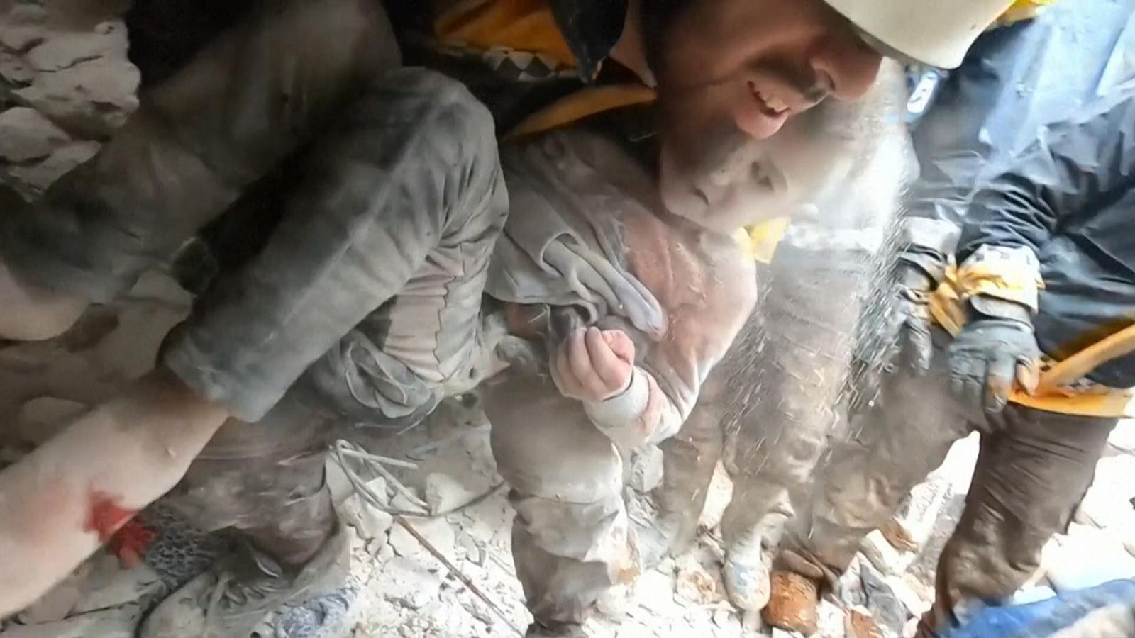 Землетрясение в Турции и Сирии: Момент, когда маленькую девочку вытащили из-под обломков здания