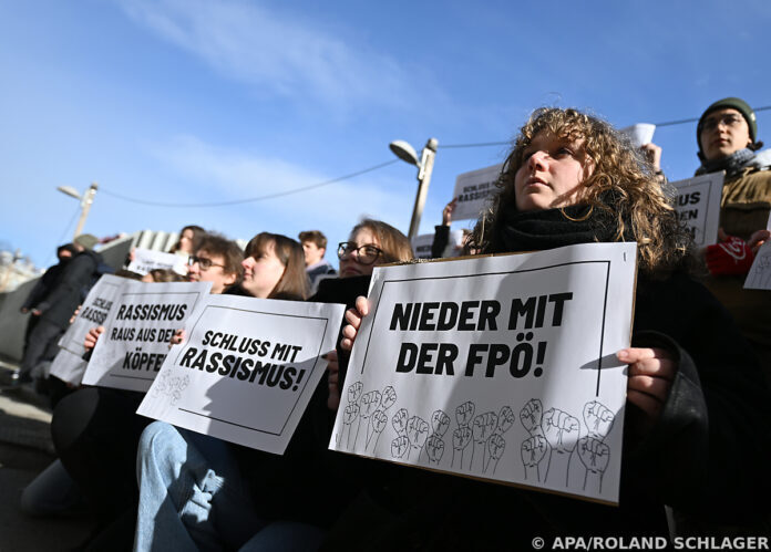 Сотни на митинге против Waldhäusl-Sager
