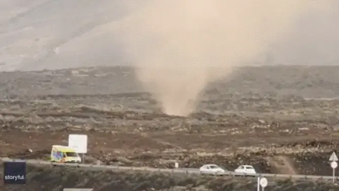 Посмотрите, как пыльный дьявол терроризирует Канарские острова