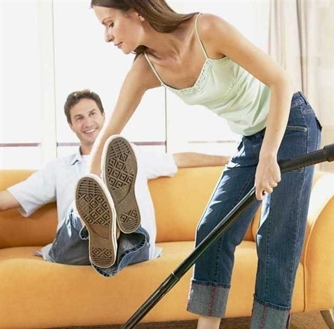 Входит ли в обязанности мужа помогать жене по дому? Или муж зарабатывает деньги, а жена стоит на кухне?