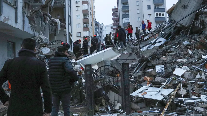 Звезда футбола из Ганы, найден живым в руинах