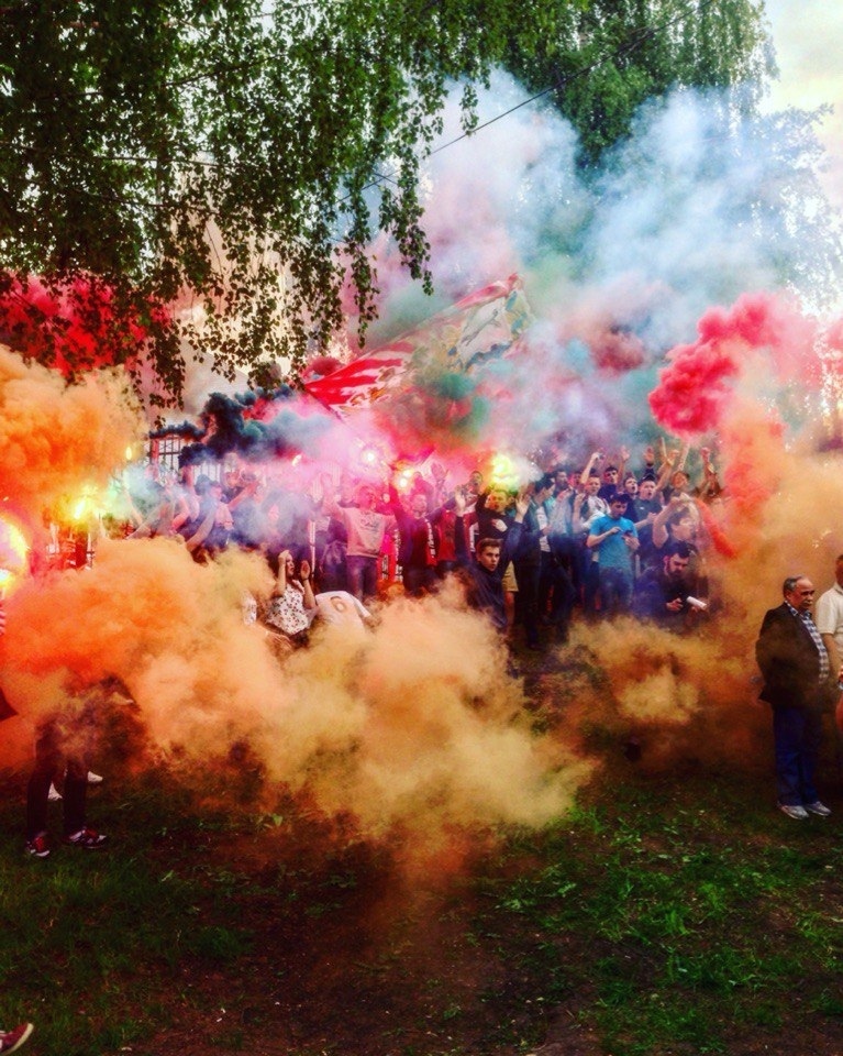 Кто для вас футбольные и хоккейные фанаты?