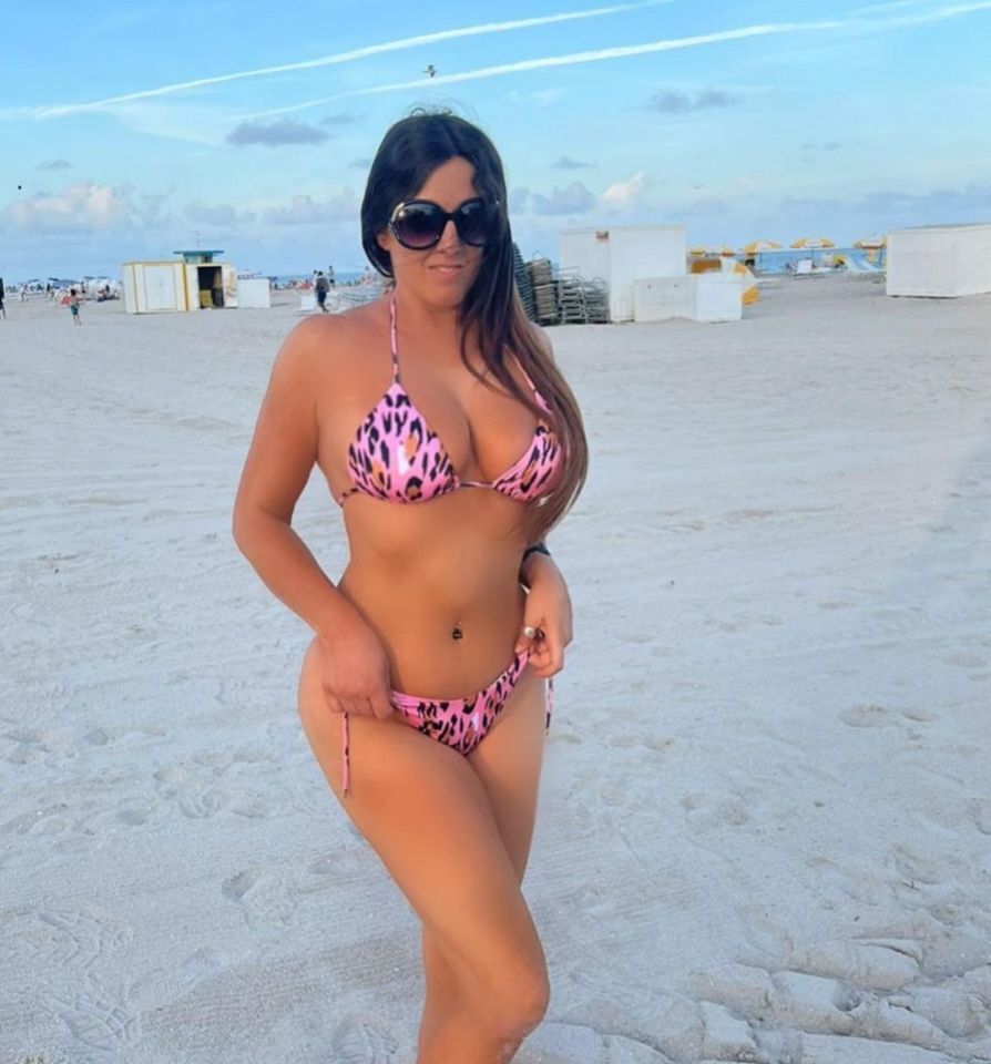 Самый сексуальный судья в мире и бывшая модель Playboy Клаудия Романи разделась до крошечного бикини для сексуальной фотосессии на пляже.