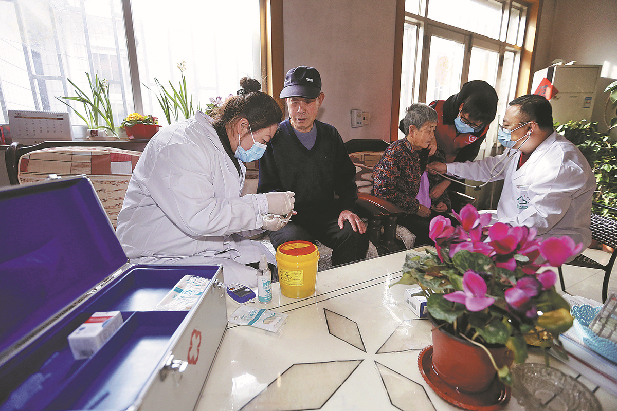 Врачи звонят на дом, чтобы проверить пожилых людей