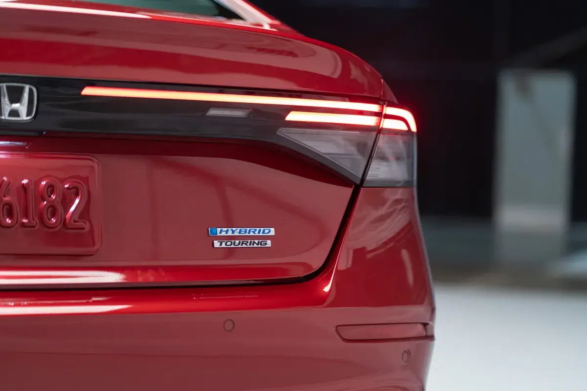 Honda Accord Hybrid 2023: первый обзор: элегантный седан с Google Smarts