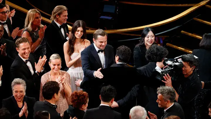 Леонардо ДиКаприо не встречается с 19-летней моделью, несмотря на то, что фото вызвало бешенство