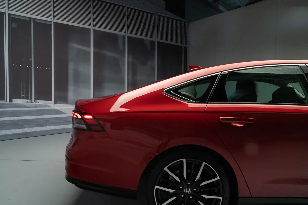 Honda Accord Hybrid 2023: первый обзор: элегантный седан с Google Smarts