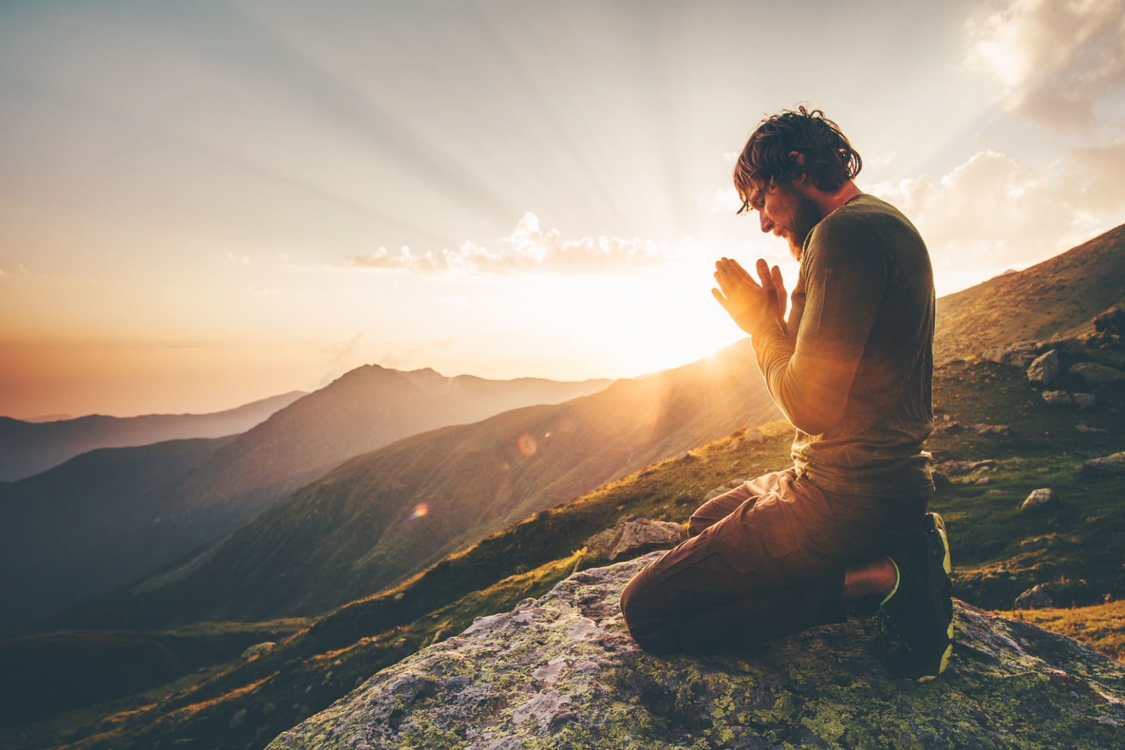 Человек молится на природе