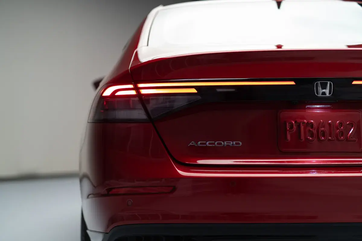 Honda Accord Hybrid 2023: первый обзор: элегантный седан с Google Smarts