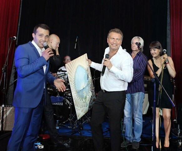 Эта картина из 33 тысяч слова любовь...!