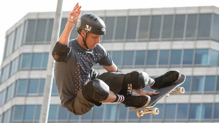 Тони Хок уделяет больше внимания здоровью, но не планирует "бросать курить в ближайшее время"