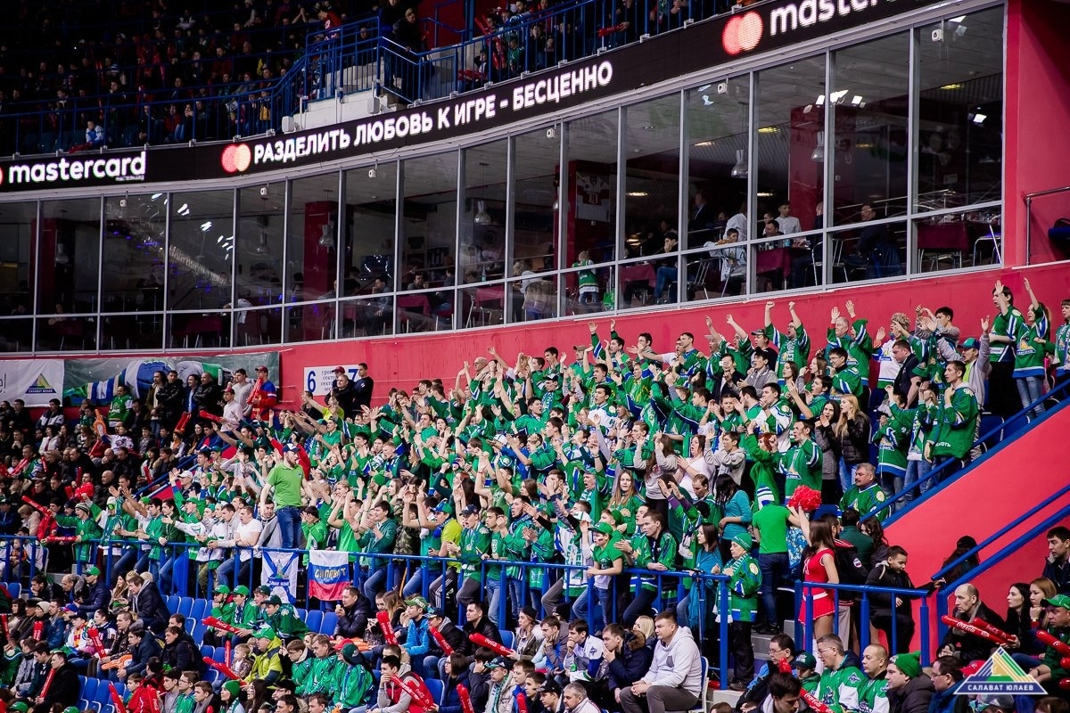 Кто для вас футбольные и хоккейные фанаты?