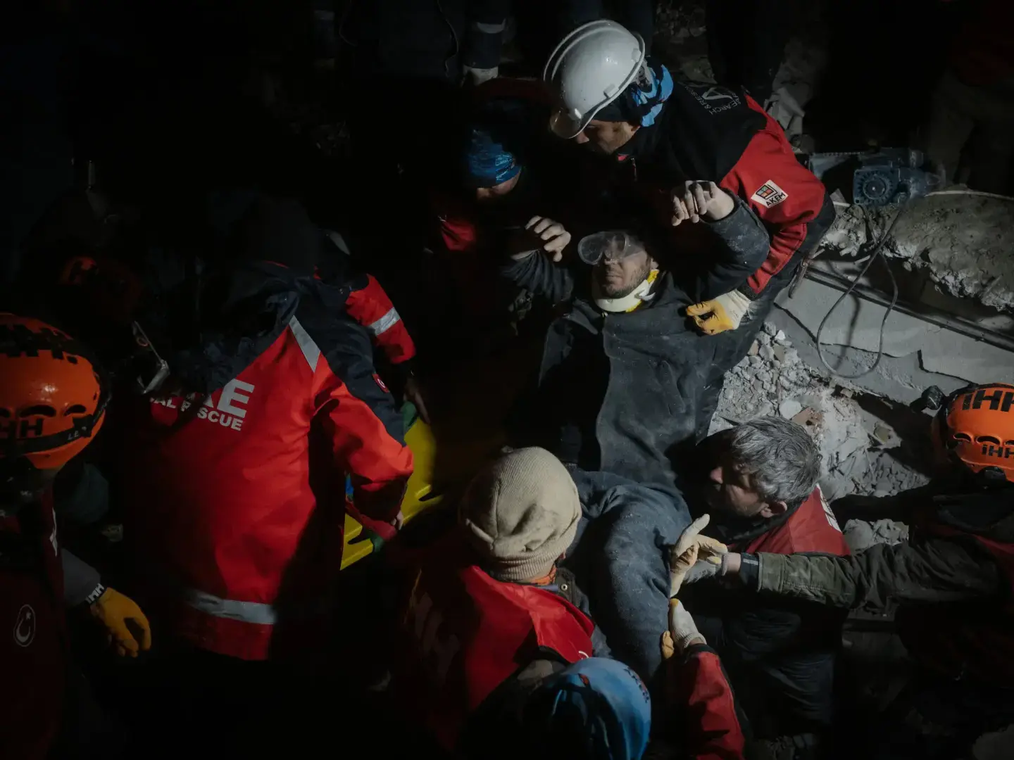 Спасатели борются с "погодой и землетрясением", число погибших превысило 7700 человек