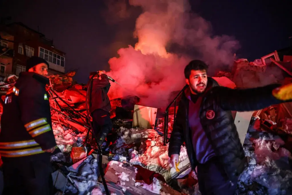 В результате катастрофы погибло 9500 человек. Надежда превращается в отчаяние: «Мы больше не слышим голоса из руин»