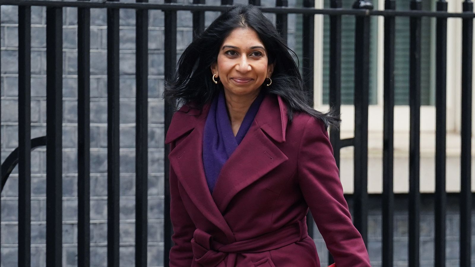 Правительственная программа по борьбе с терроризмом нуждается в "серьезной реформе", говорит министр внутренних дел