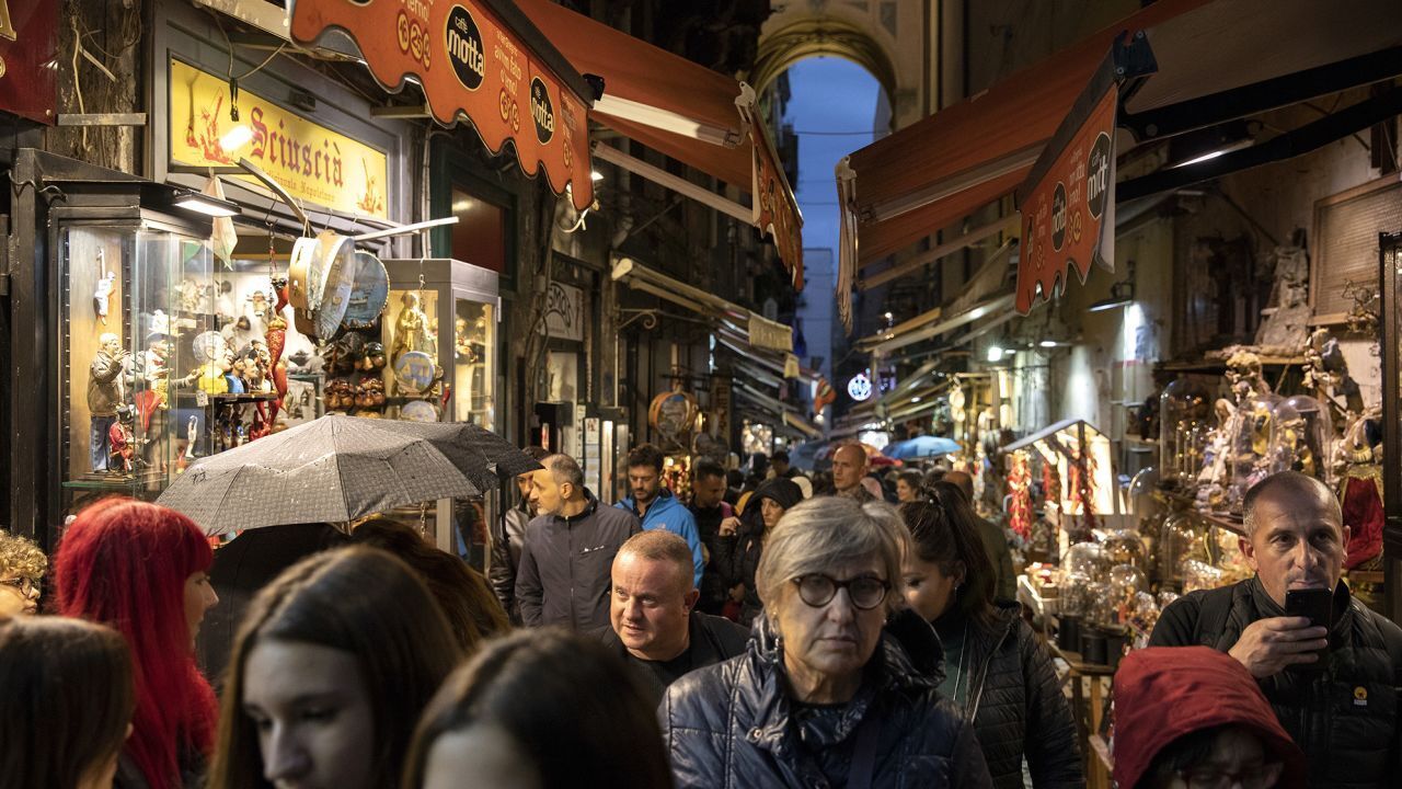 Одностороннее пешеходное движение. В Италии туристический бум.
