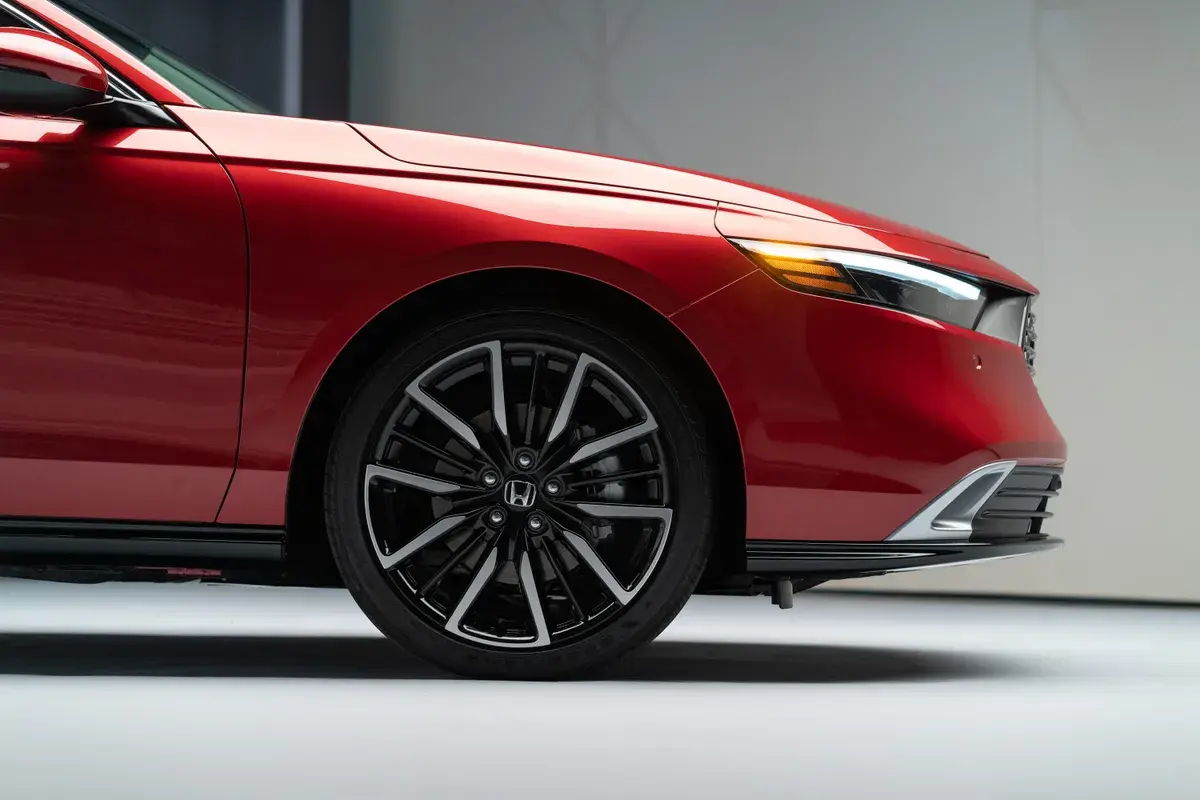 Honda Accord Hybrid 2023: первый обзор: элегантный седан с Google Smarts